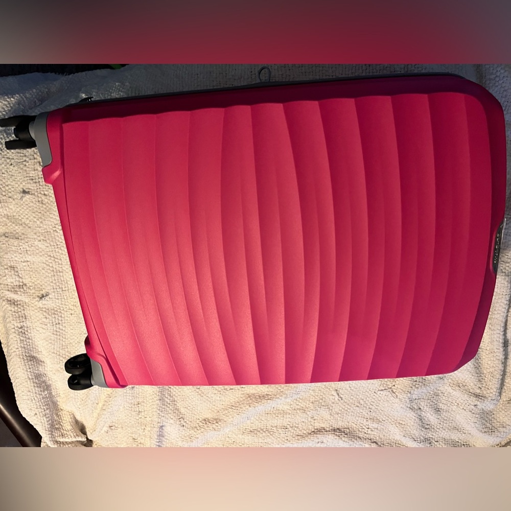Samsonite hyper flex medium spinner.
Hot pink just for her brand new.